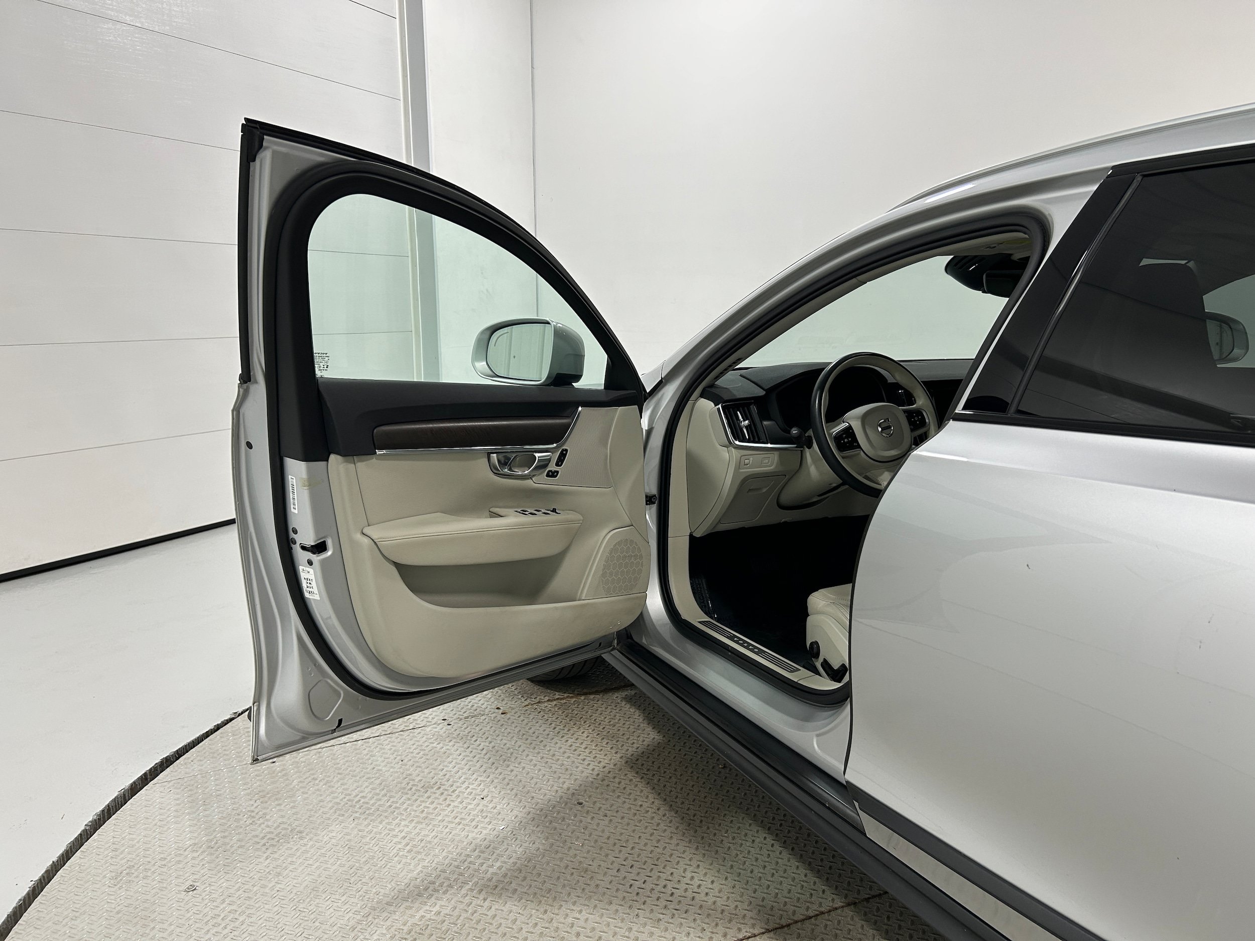 Used 2020 Volvo V90 T6 Cross Country AWD/4WD image 23