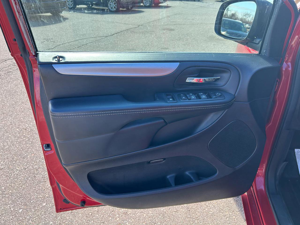 Used 2015 Dodge Grand Caravan SXT w/ Blacktop Package image 14