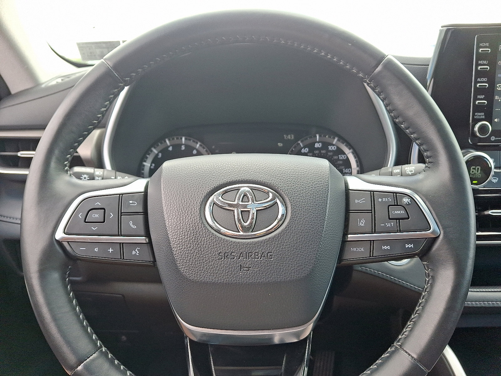 Used 2020 Toyota Highlander XLE image 21