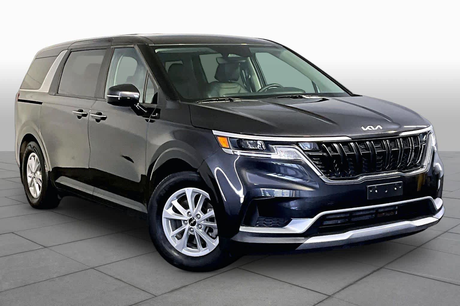 Used 2023 Kia Carnival LX FWD image 3