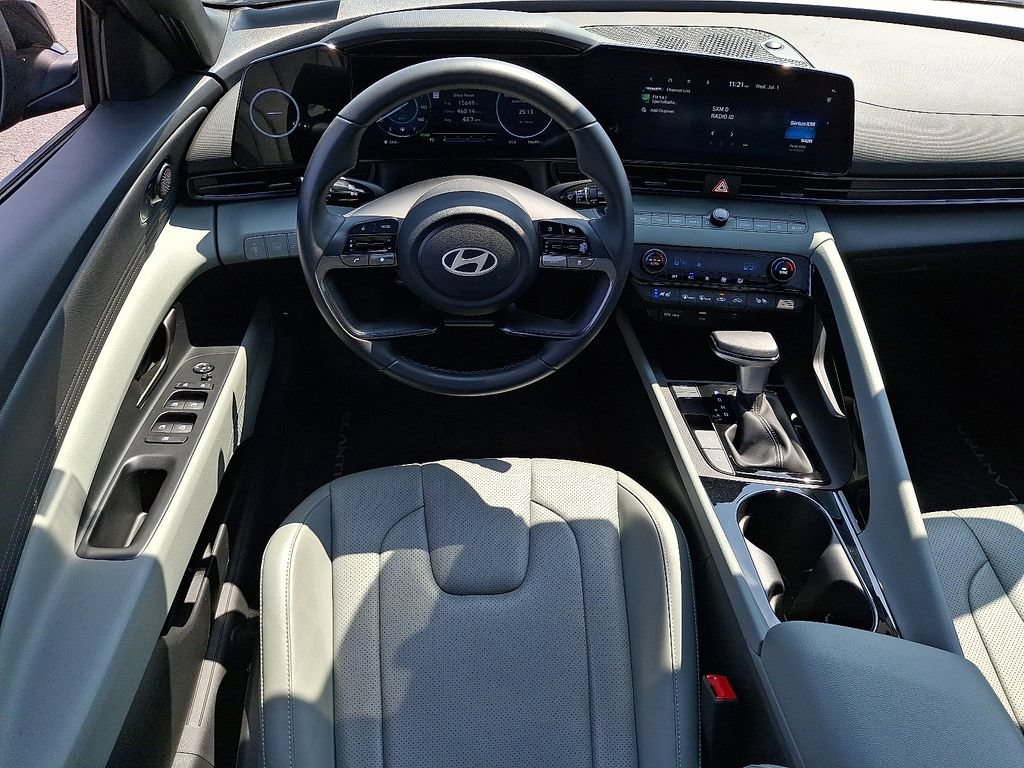 Used 2025 Hyundai Elantra Limited FWD image 11