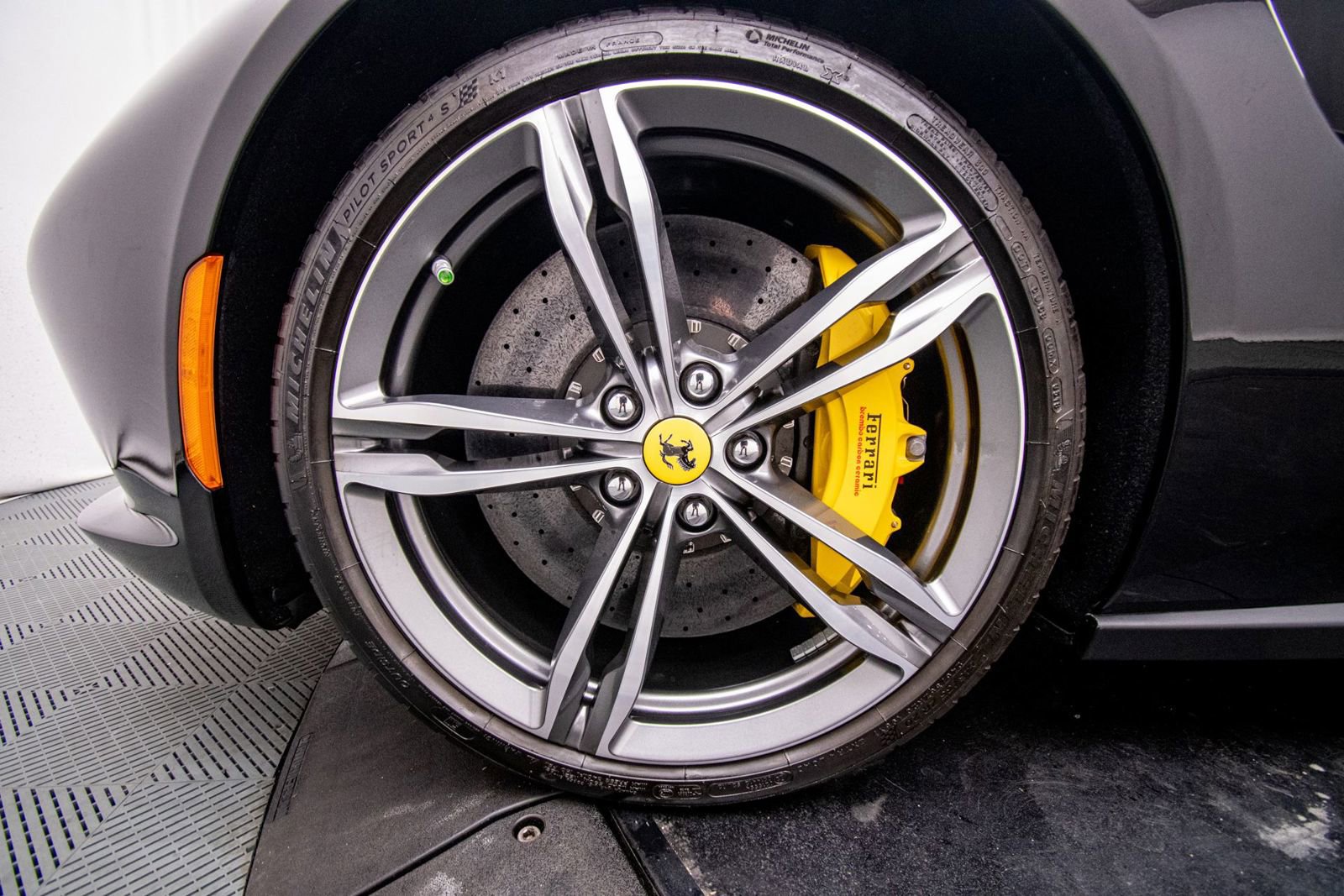 Used 2018 Ferrari GTC4Lusso AWD/4WD image 44