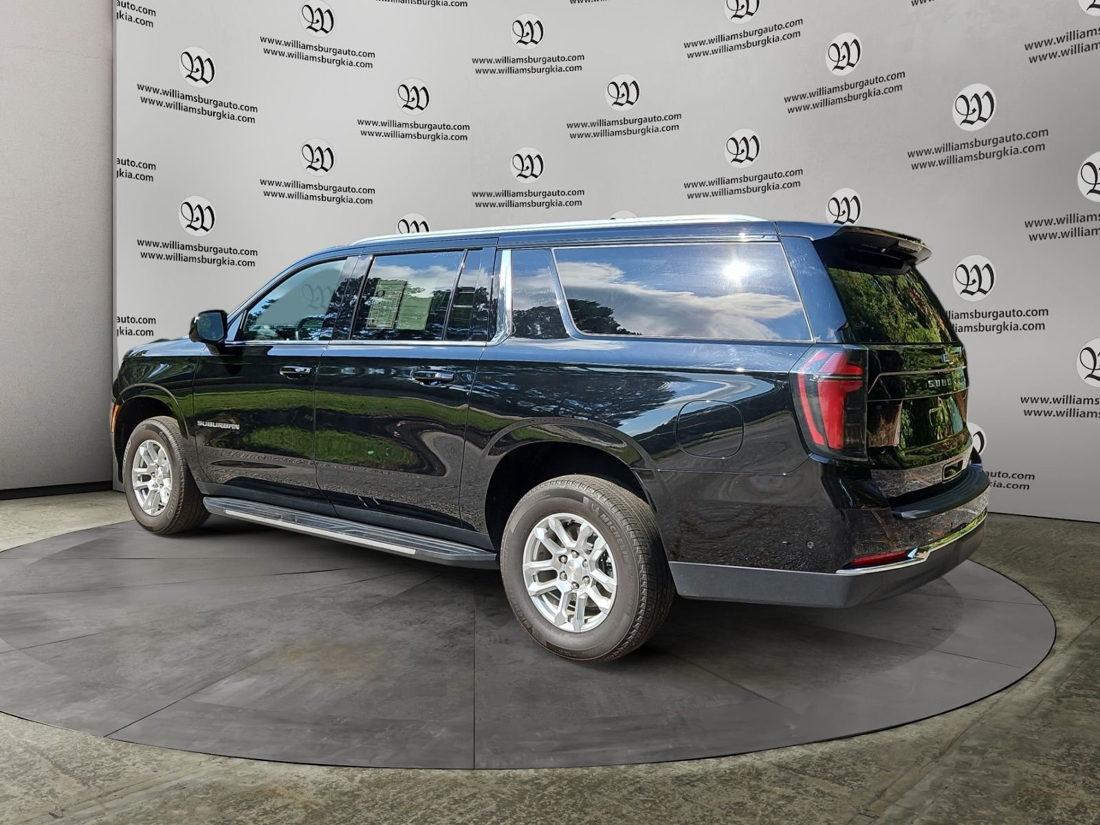 Used 2025 Chevrolet Suburban LT RWD image 3
