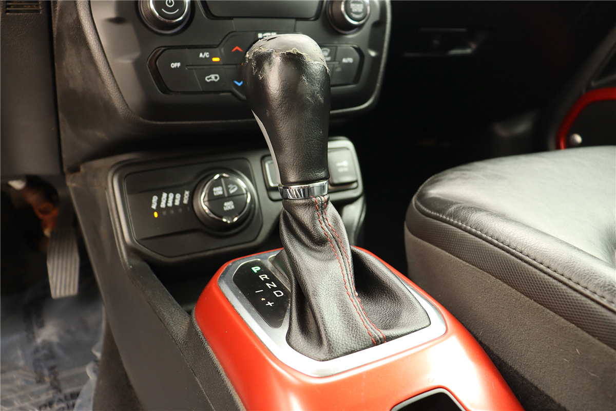 Used 2018 Jeep Renegade Trailhawk AWD/4WD image 38