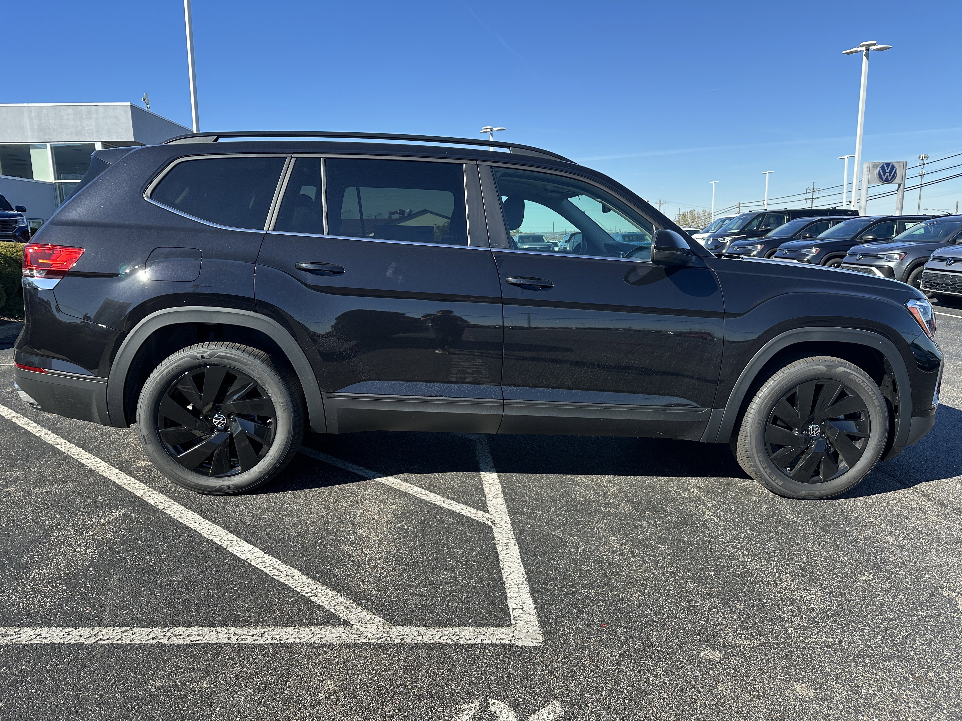 New 2026 Volkswagen Atlas SE image 8