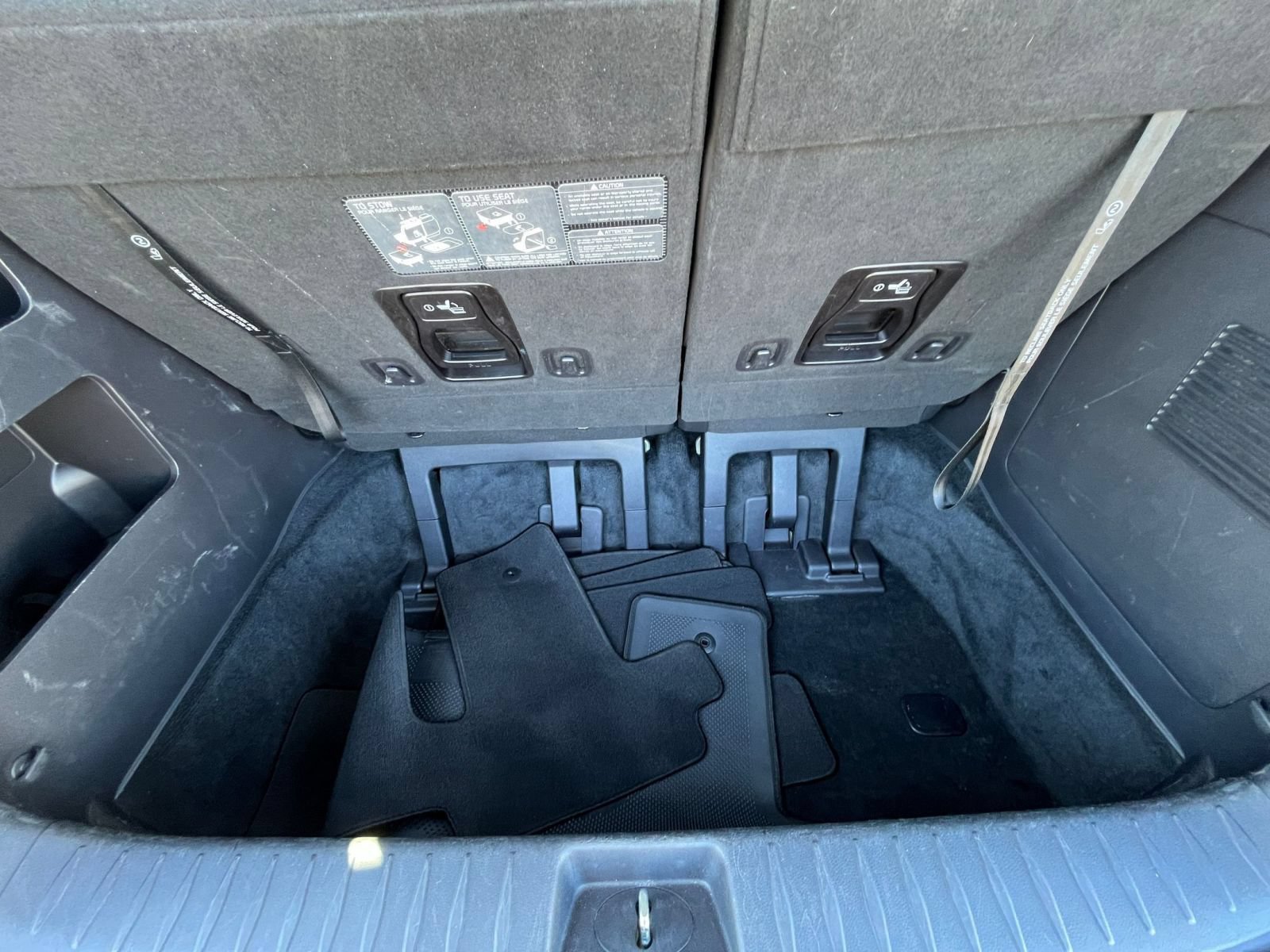 Used 2023 Kia Carnival LX FWD image 32
