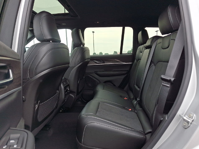 New 2026 Jeep Grand Cherokee Altitude AWD/4WD image 10