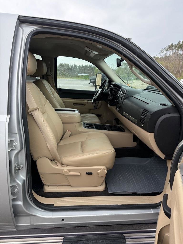 Used 2011 Chevrolet Silverado 3500 LT w/ Interior Plus Package AWD/4WD image 16
