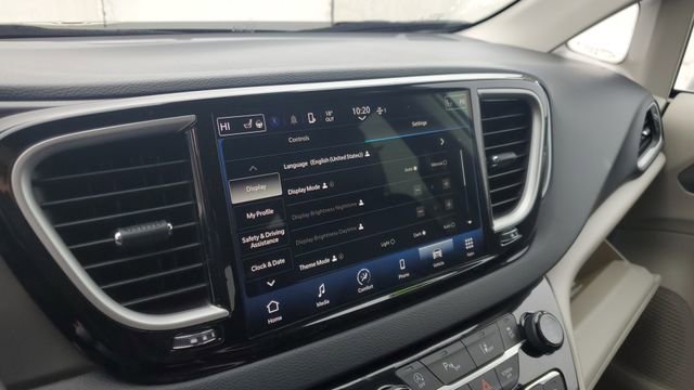 Certified 2024 Chrysler Pacifica Touring-L image 16