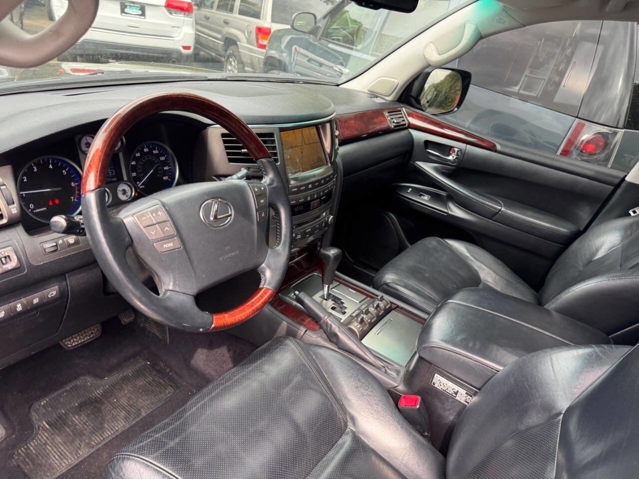Used 2011 Lexus LX 570 4WD w/ Luxury Pkg image 6