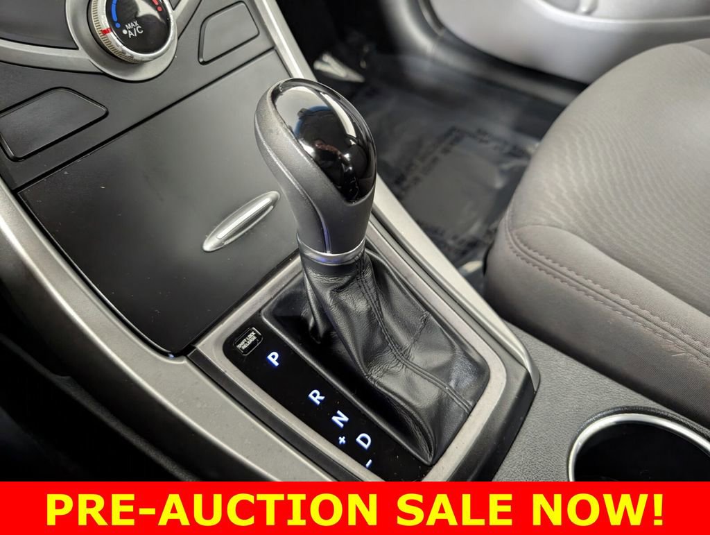 Used 2015 Hyundai Elantra SE image 18