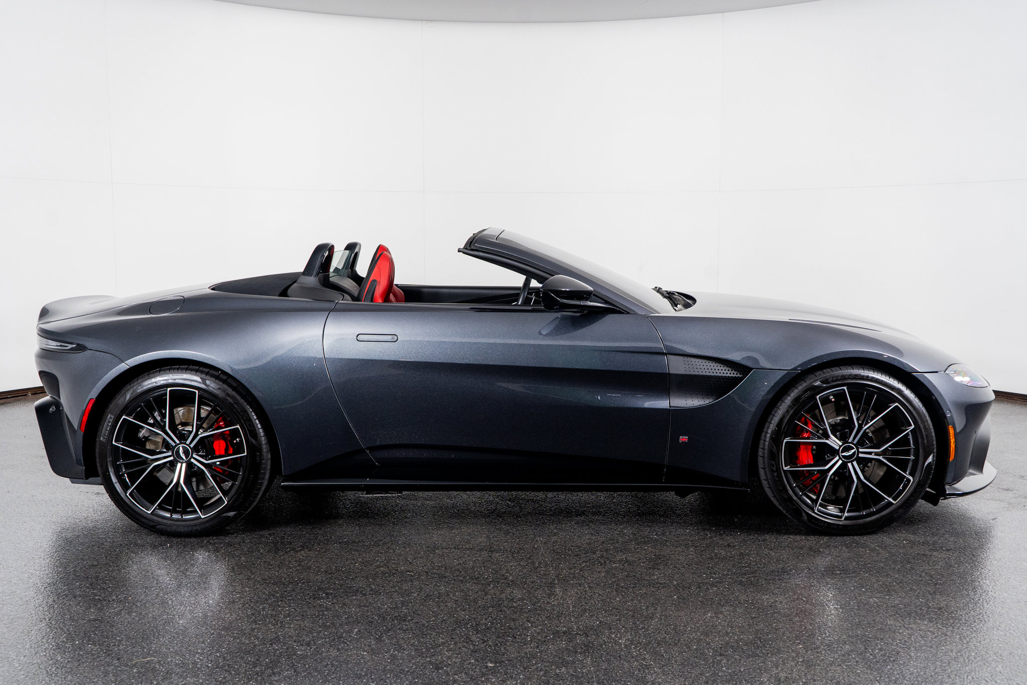 Used 2021 Aston Martin V8 Vantage Roadster image 5