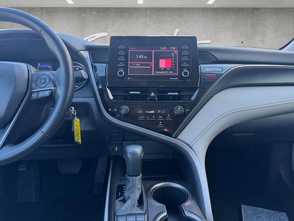 Used 2022 Toyota Camry SE image 3