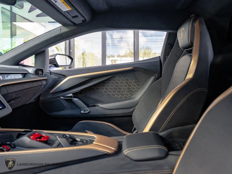 Used 2025 Lamborghini Revuelto AWD/4WD image 28