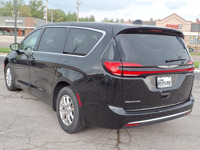 Used 2024 Chrysler Pacifica Touring-L FWD image 2