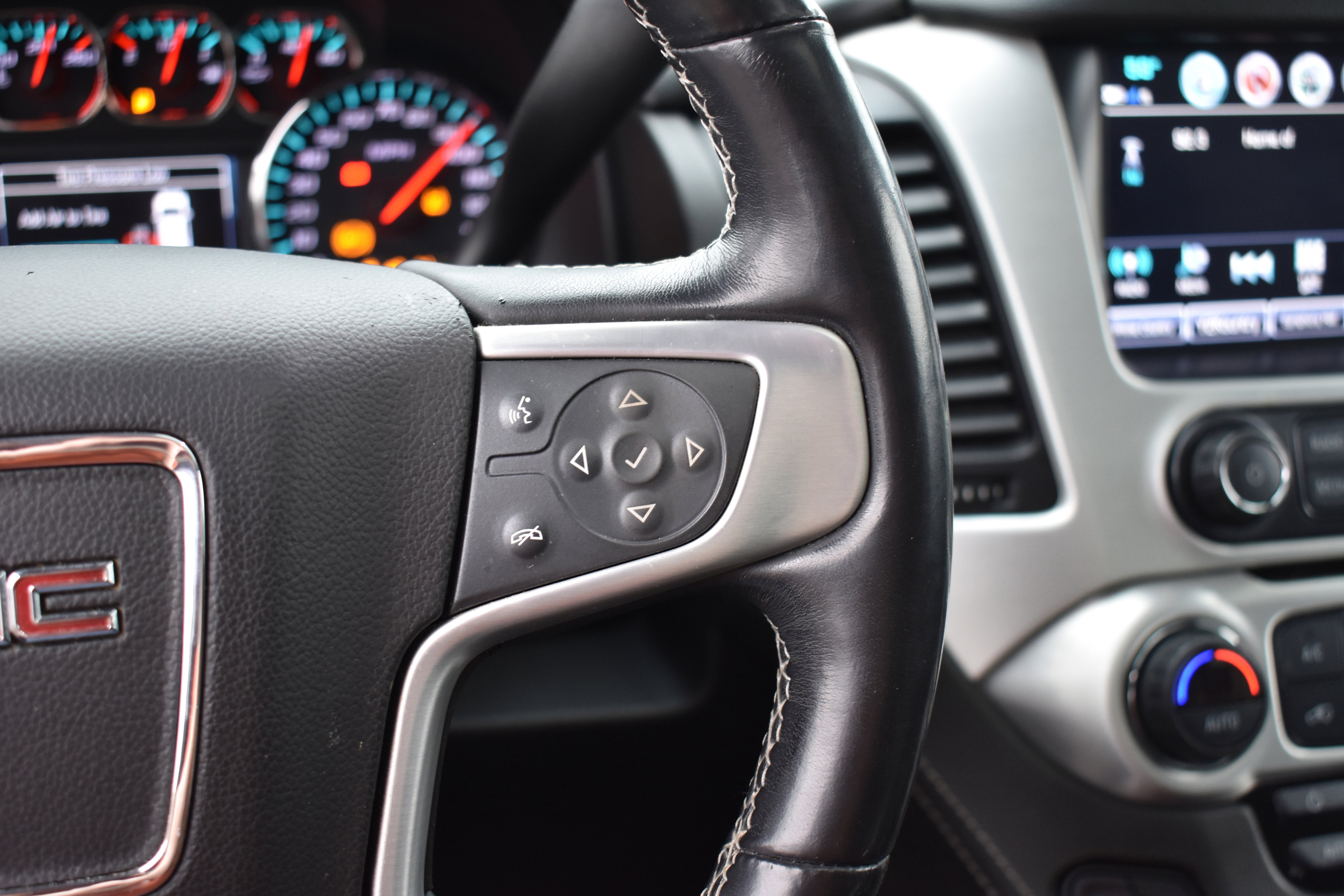 Used 2019 GMC Yukon XL SLT w/ Open Road Package image 14