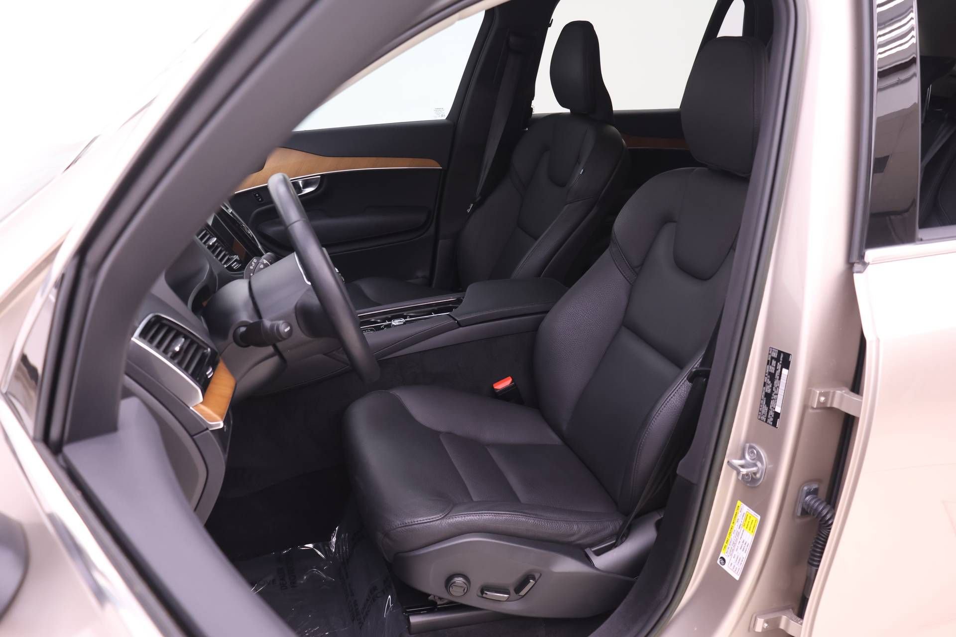Certified 2023 Volvo XC90 B6 Plus w/ Protection Package Premier AWD/4WD image 7