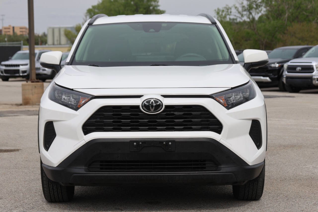Used 2019 Toyota RAV4 LE AWD/4WD image 2