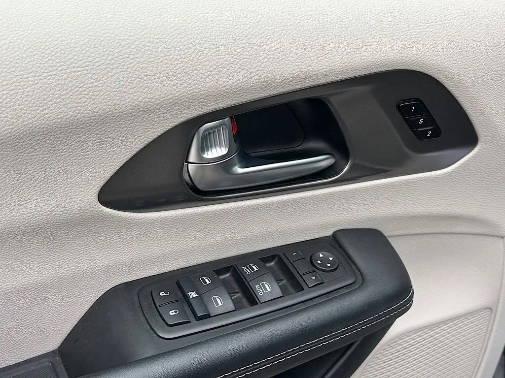 Used 2024 Chrysler Pacifica Select FWD image 16