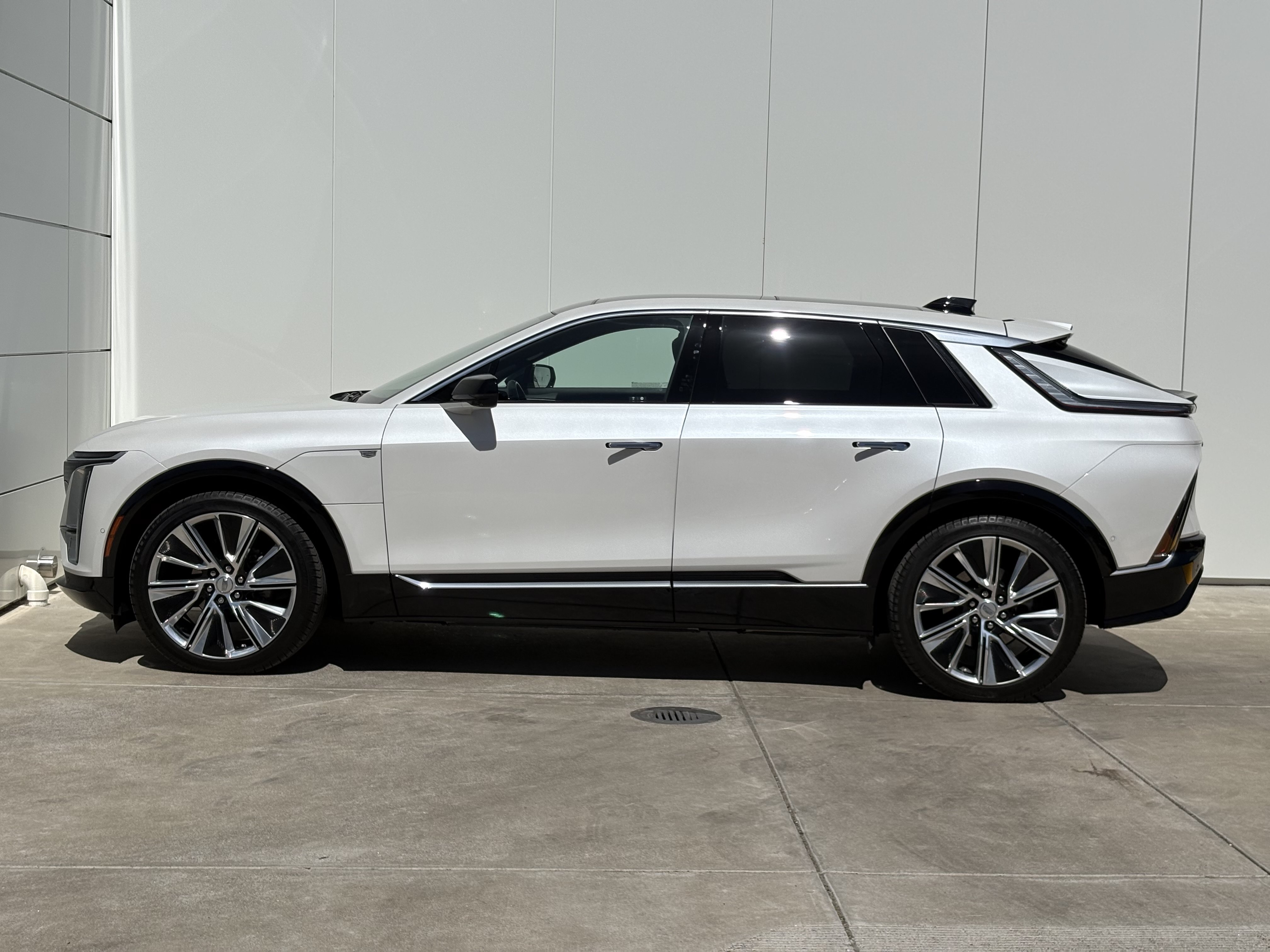 Certified 2024 Cadillac Lyriq Luxury AWD/4WD image 4