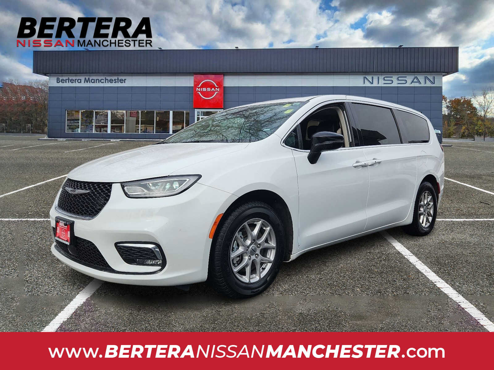 Used 2024 Chrysler Pacifica Touring-L FWD image 1