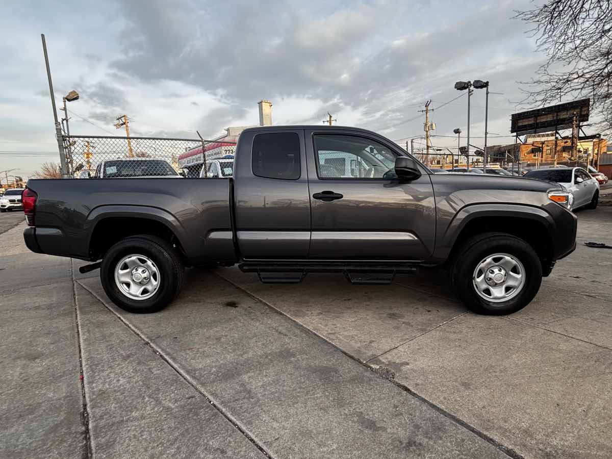 Used 2022 Toyota Tacoma SR image 5