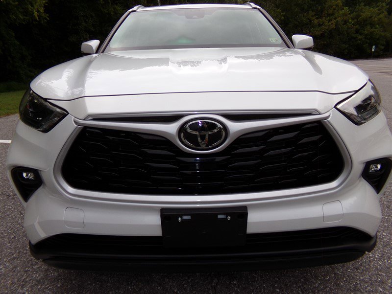 Used 2022 Toyota Highlander XLE image 2
