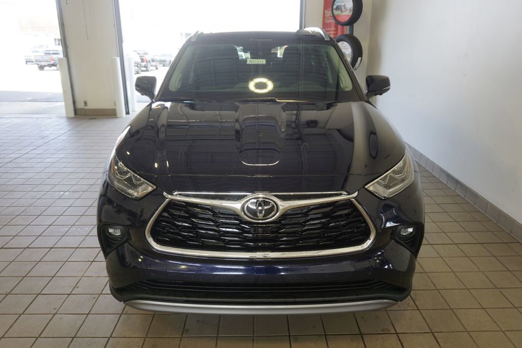New 2026 Toyota Highlander Platinum image 18