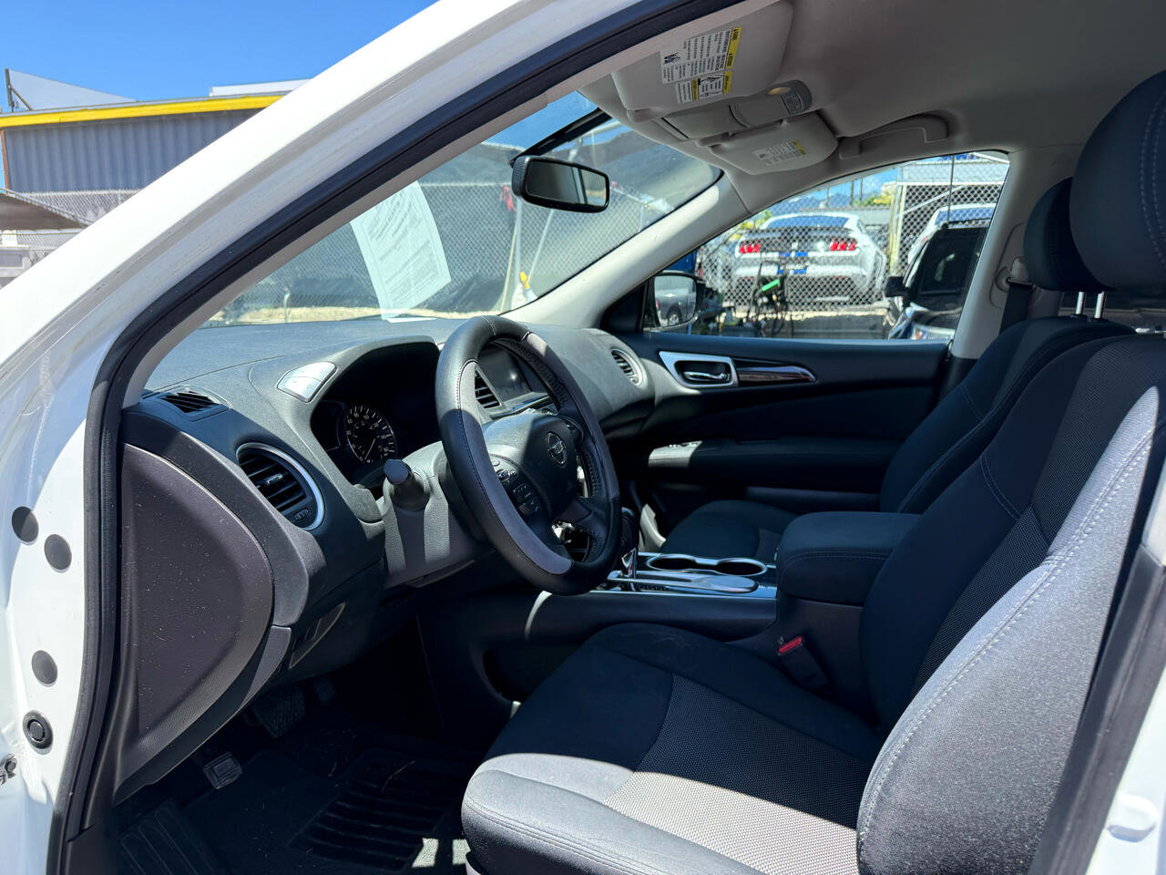 Used 2017 Nissan Pathfinder SV image 5