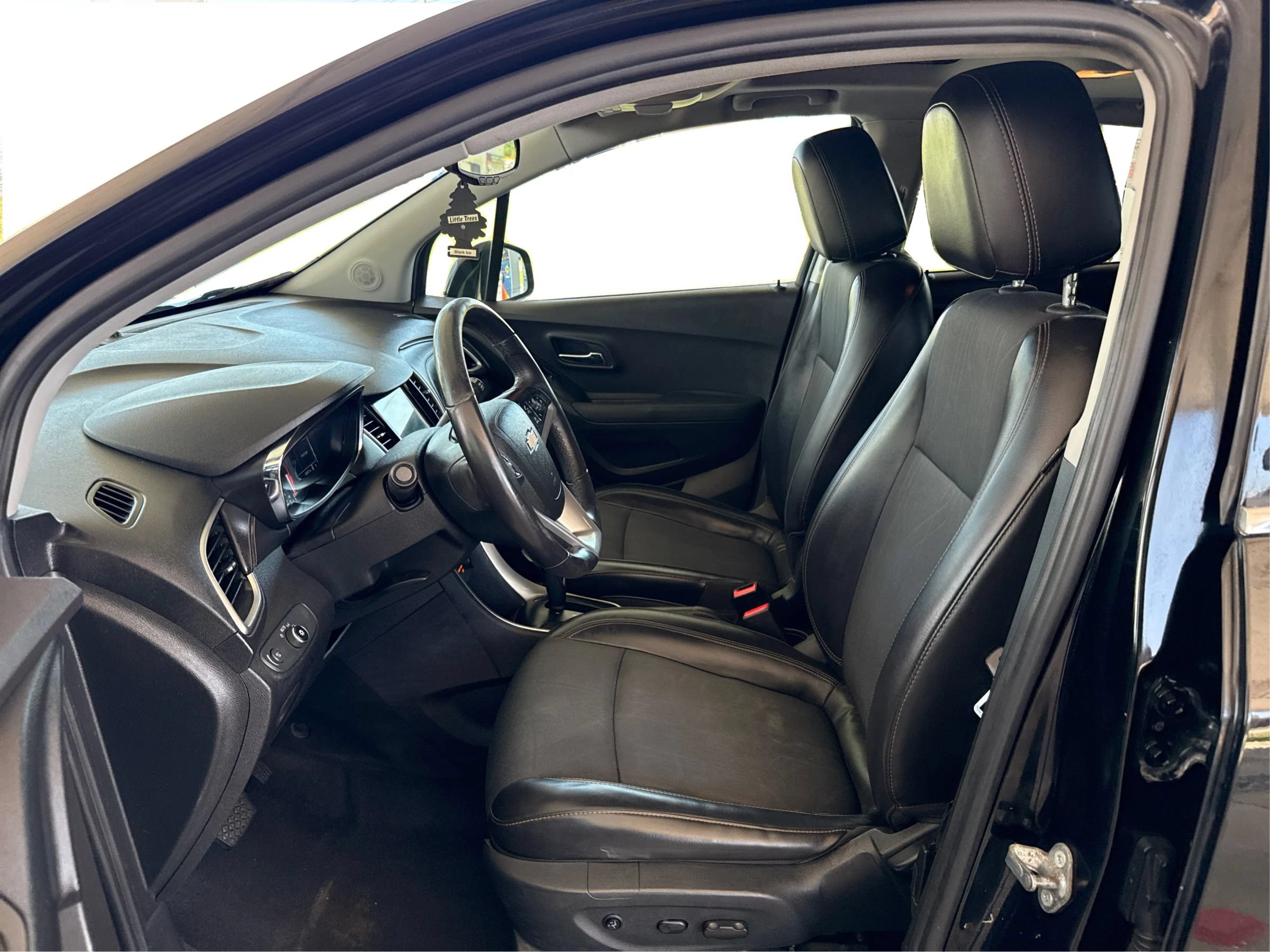 Used 2018 Chevrolet Trax LT w/ Sun & Sound Package AWD/4WD image 9