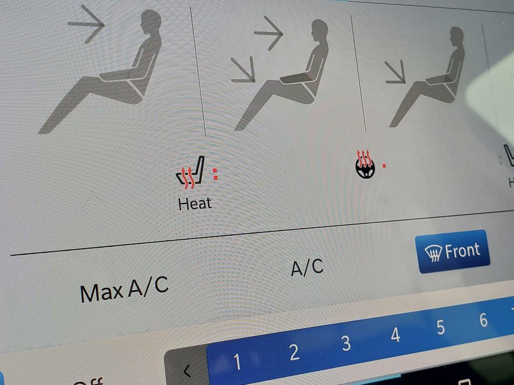 Used 2023 Chrysler Pacifica Touring-L image 28