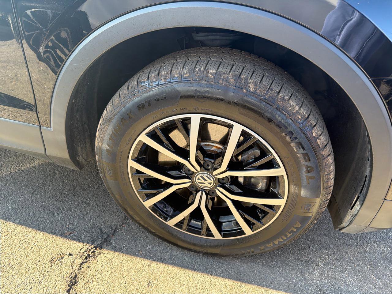 Used 2021 Volkswagen Tiguan SE w/ Panoramic Sunroof Package AWD/4WD image 4