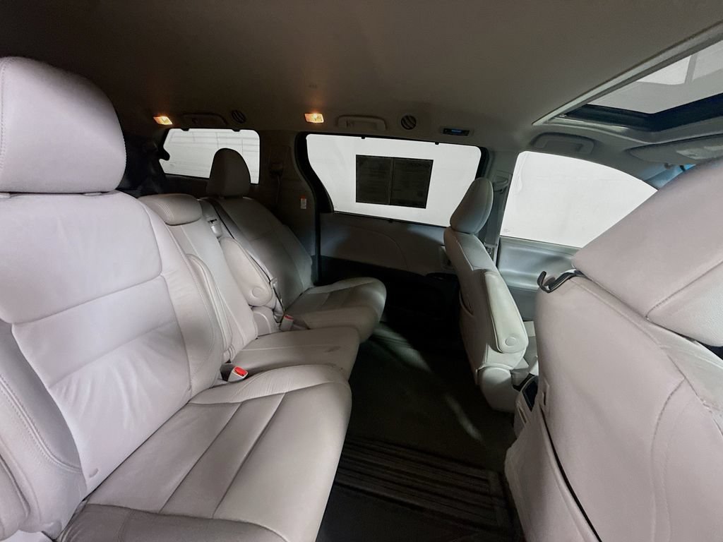 Used 2017 Toyota Sienna XLE w/ XLE Navigation Package FWD image 27