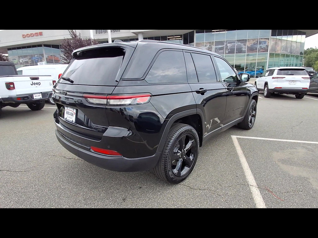 Used 2025 Jeep Grand Cherokee Limited w/ Black Appearance Package AWD/4WD image 8