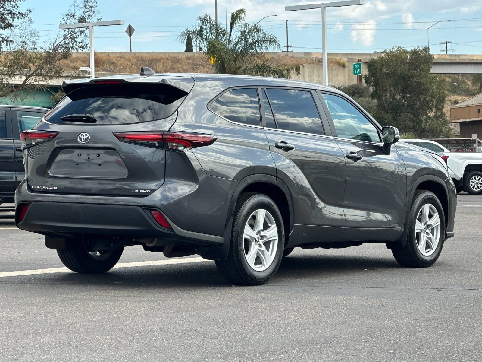 Used 2025 Toyota Highlander LE AWD/4WD image 5