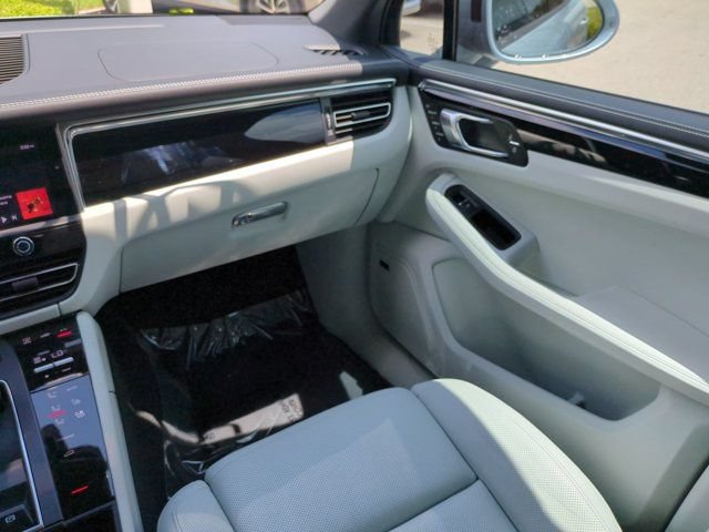Used 2024 Porsche Macan AWD/4WD image 15