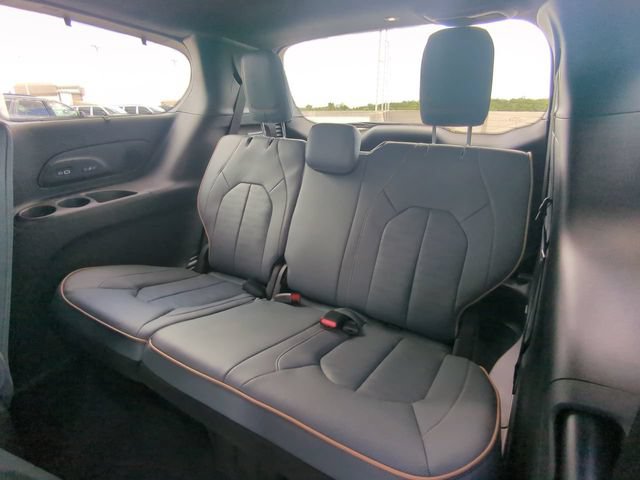 New 2027 Chrysler Pacifica Pinnacle w/ Theater Group AWD/4WD image 16