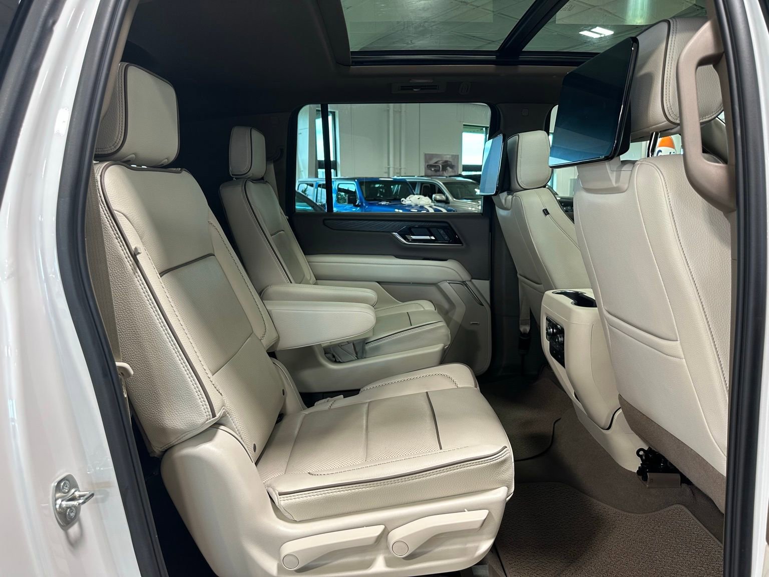 Used 2025 GMC Yukon XL Denali w/ Denali Reserve Package image 39