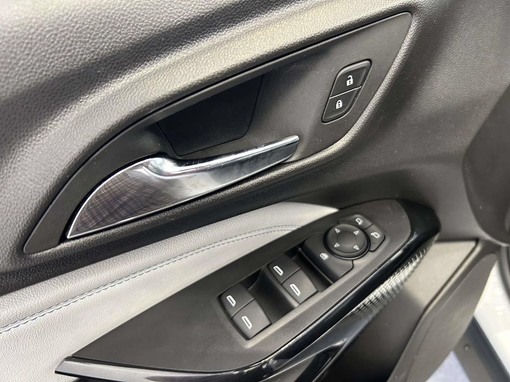 Used 2025 Chevrolet Trax LT w/ LT Convenience Package FWD image 17