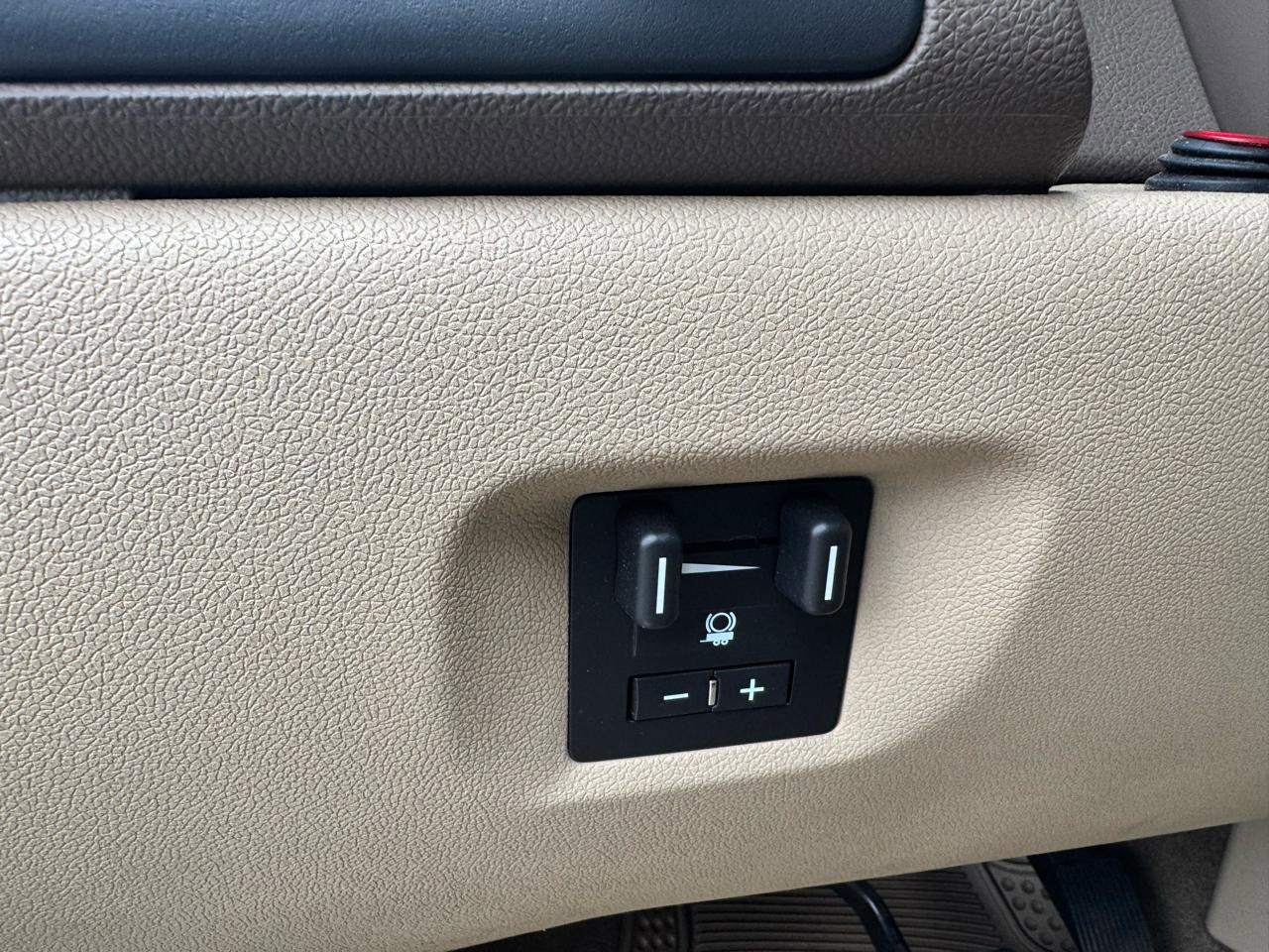 Used 2013 Chevrolet Avalanche LTZ image 17