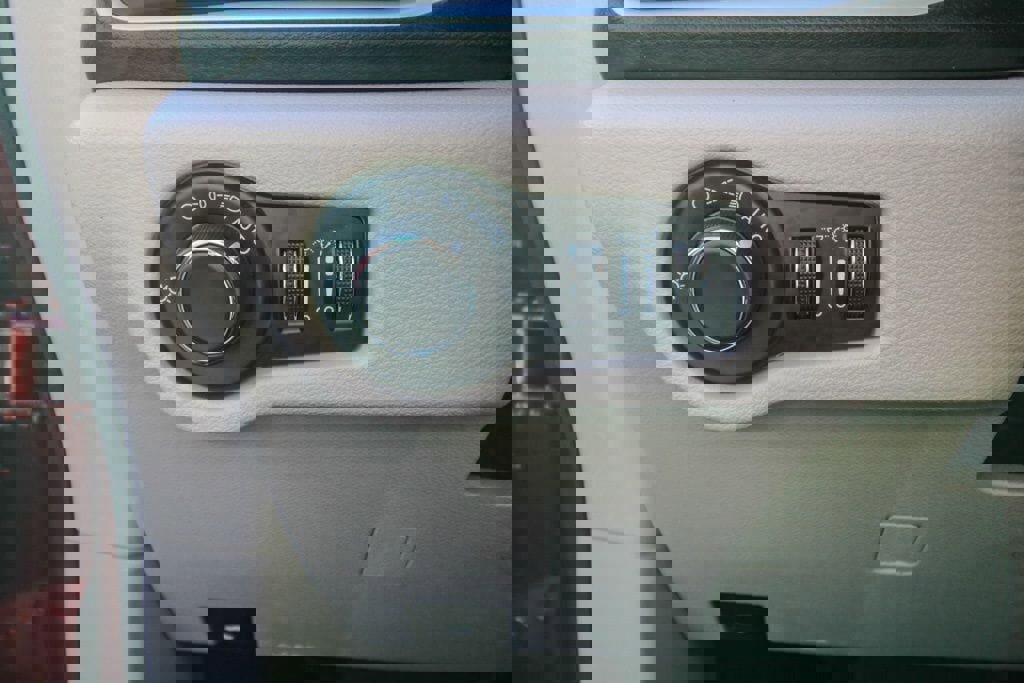 Used 2023 Chrysler Voyager LX image 18