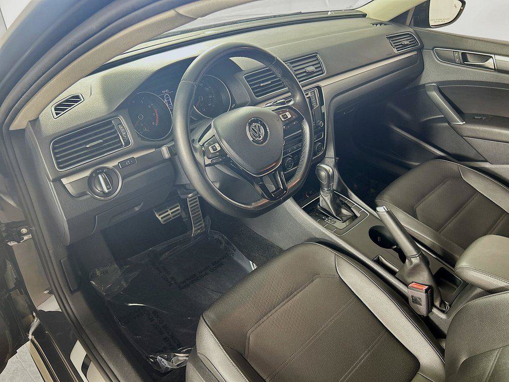 Used 2018 Volkswagen Passat 2.0T R-Line w/ R-Line Lighting Package FWD image 9