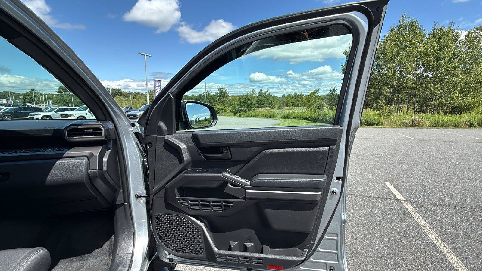 Used 2025 Toyota Tacoma SR5 AWD/4WD image 16