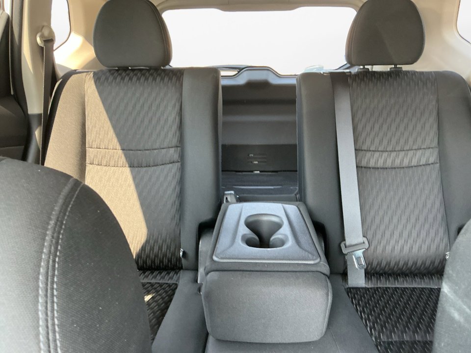 Used 2018 Nissan Rogue SV image 15