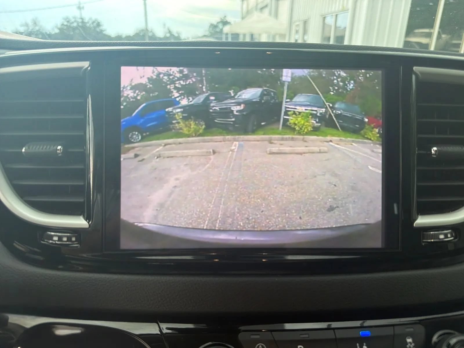 Used 2023 Chrysler Pacifica Touring-L FWD image 12