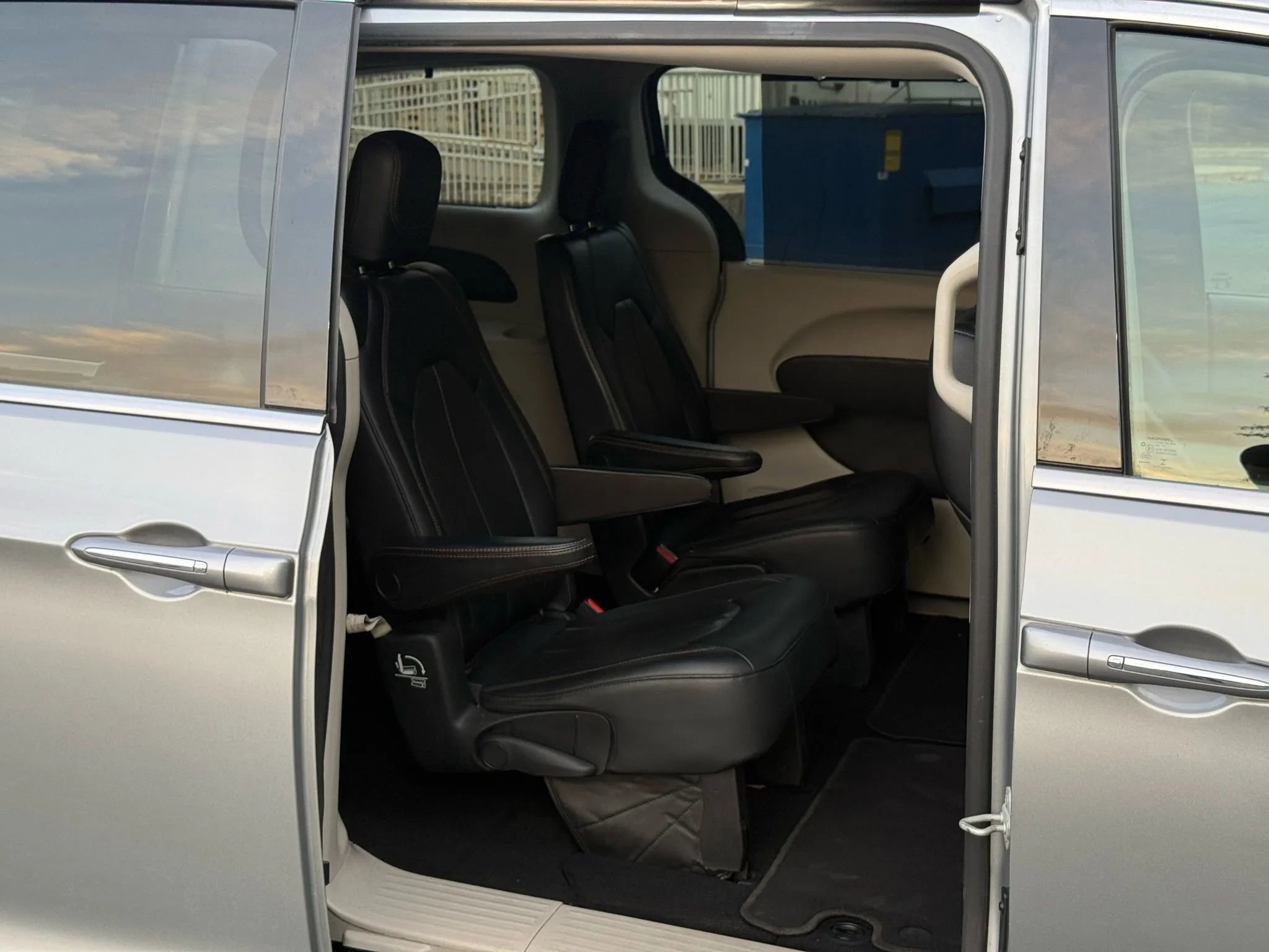 Used 2020 Chrysler Pacifica Touring-L image 28