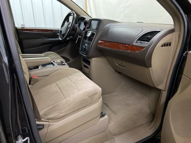 Used 2014 Chrysler Town & Country Touring FWD image 33