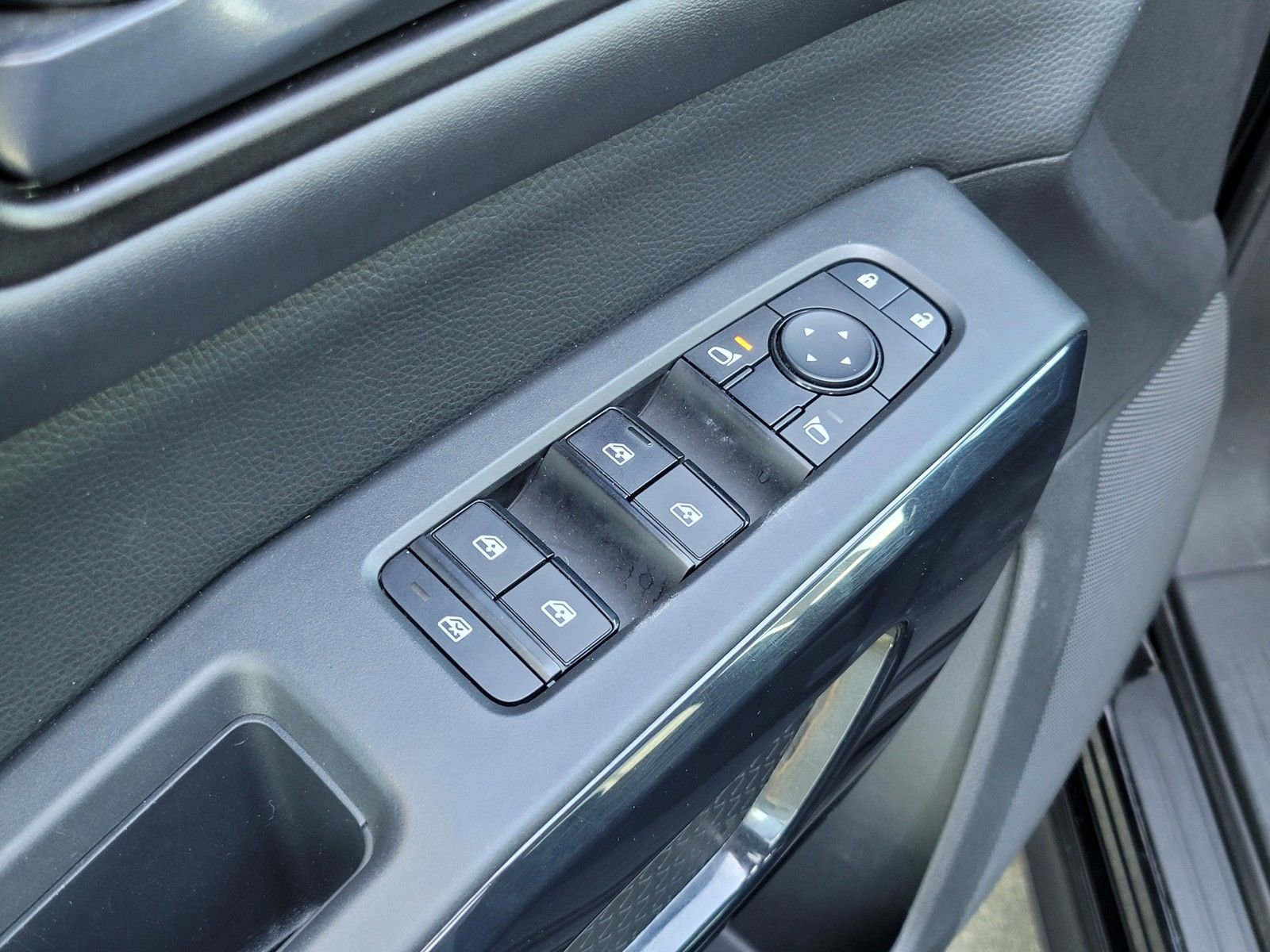 Used 2024 Nissan Pathfinder SV image 17