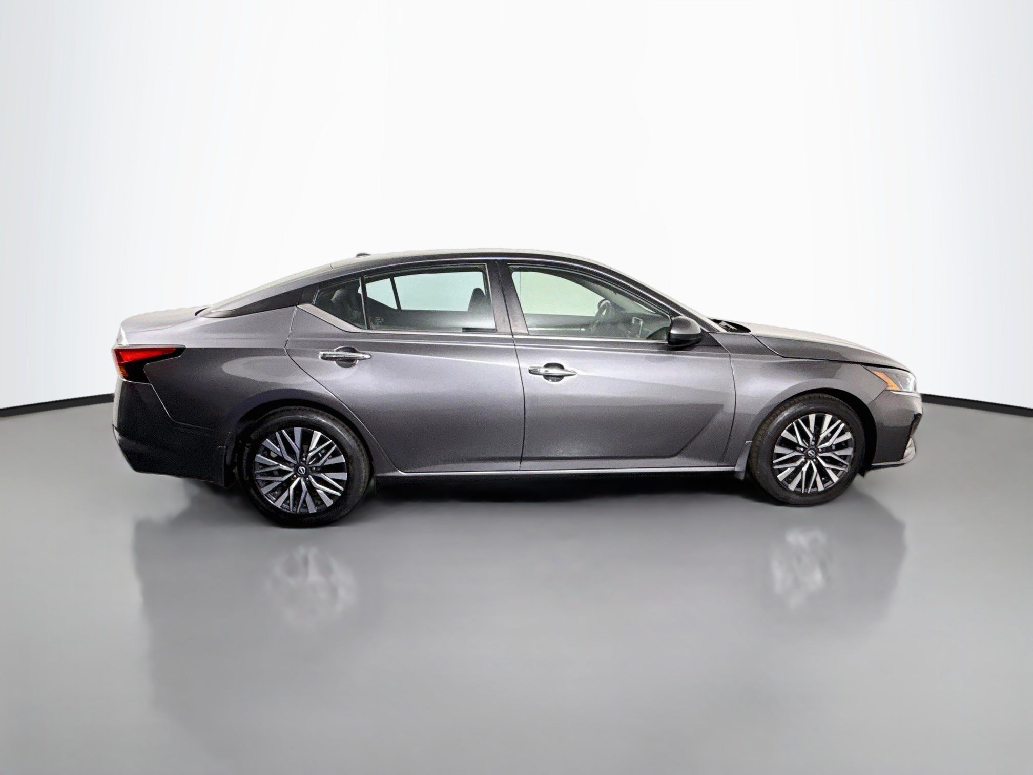 Used 2023 Nissan Altima 2.5 SV FWD image 11