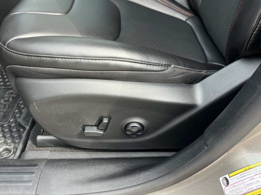 Used 2021 Jeep Cherokee Trailhawk AWD/4WD image 32